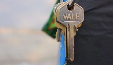 close up photography of keys